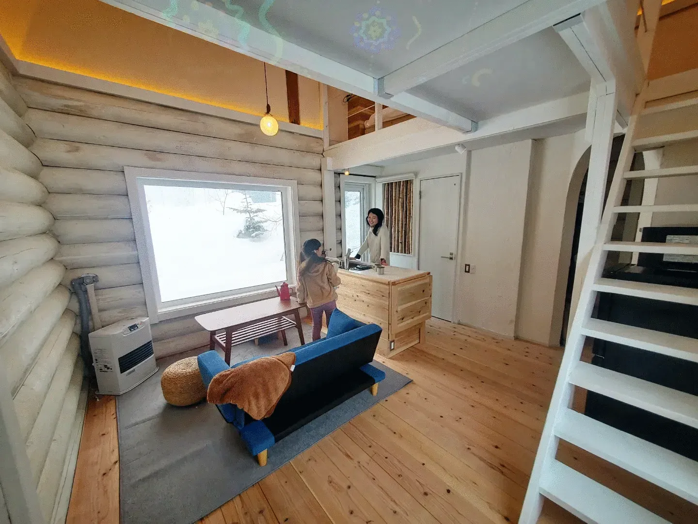 ログハウス風インテリアの室内、暖かい雰囲気のリビングルーム