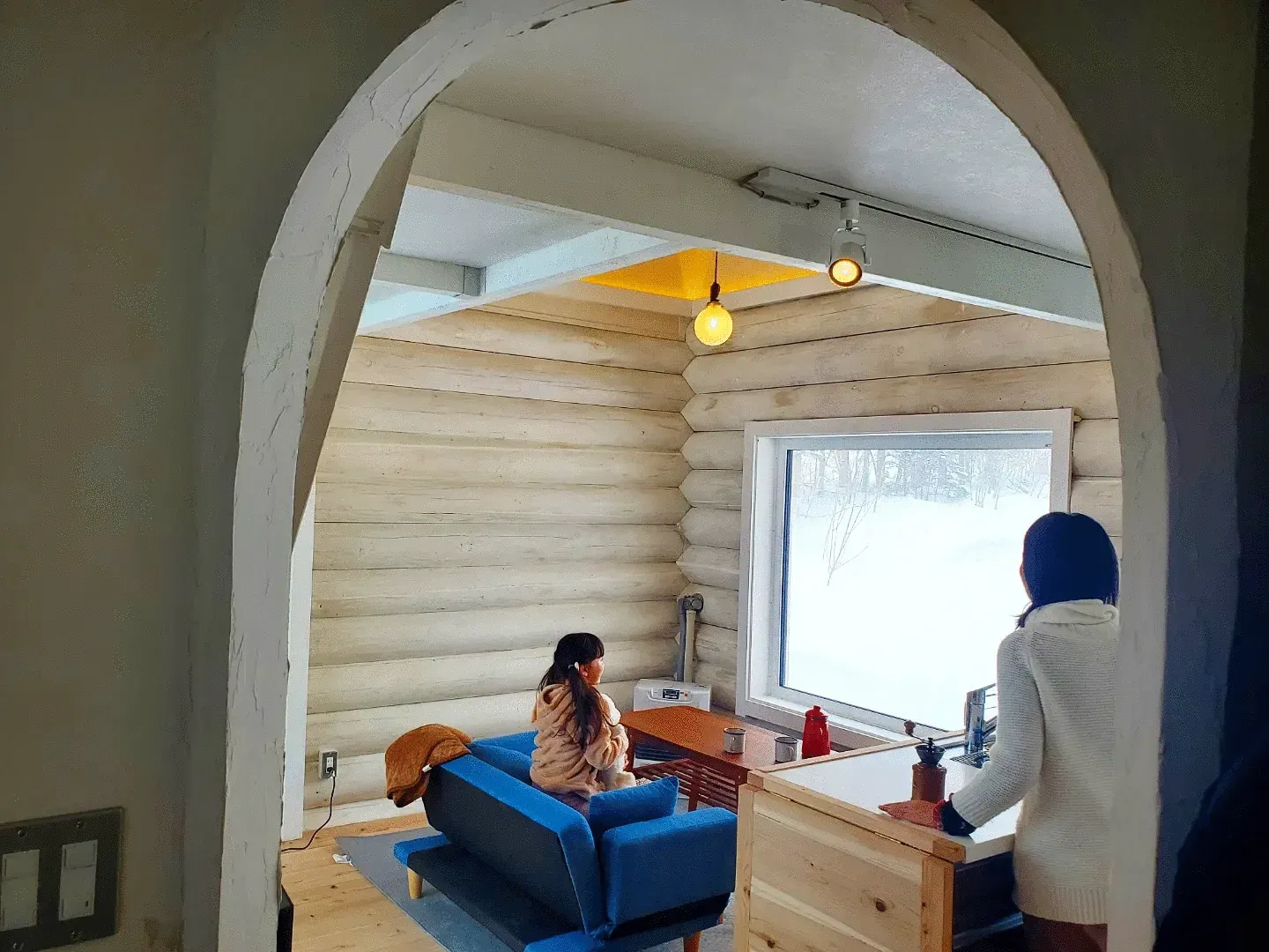 ログキャビンの室内、快適なリビングスペース