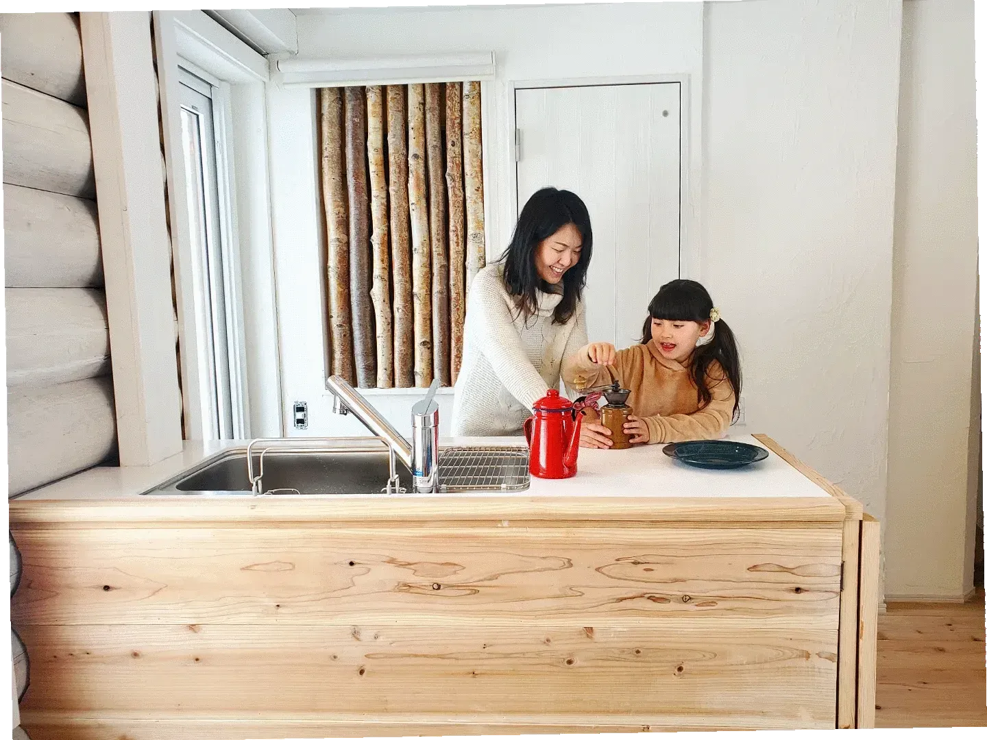 ログキャビンのキッチンで楽しむ親子の時間