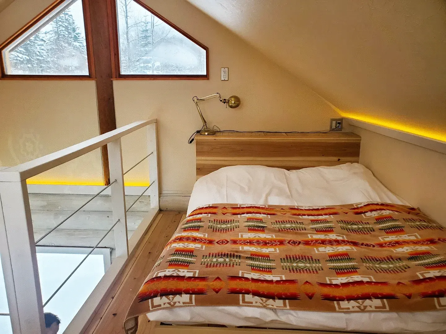 暖かい雰囲気の屋根裏部屋のベッドスペース