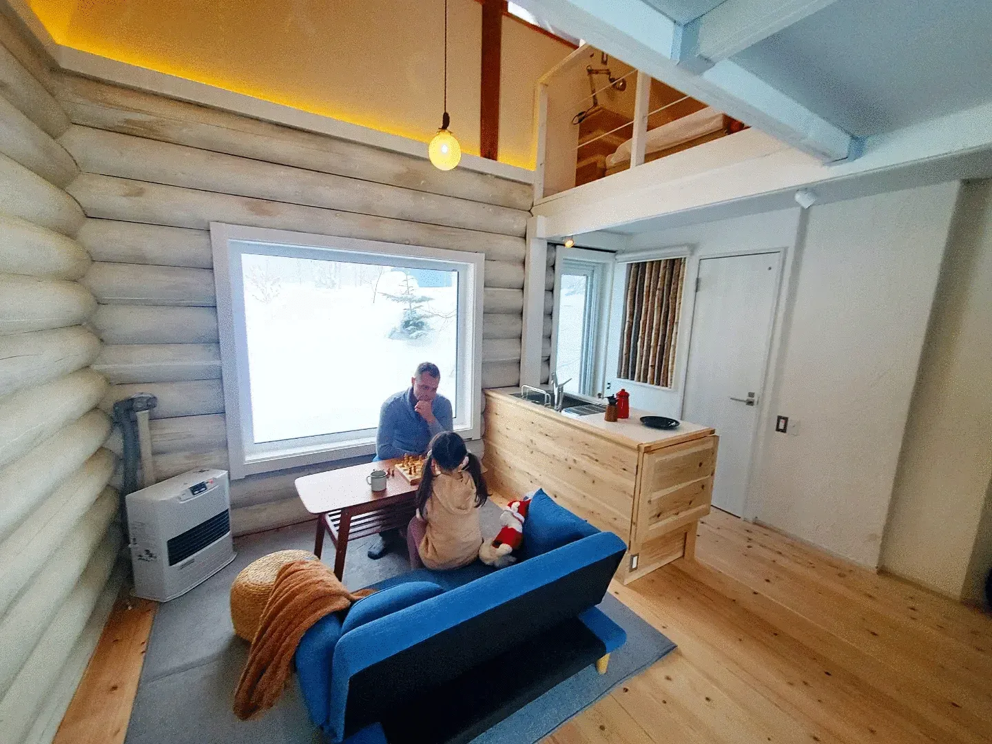 ログコテージの中でチェスを楽しむ親子