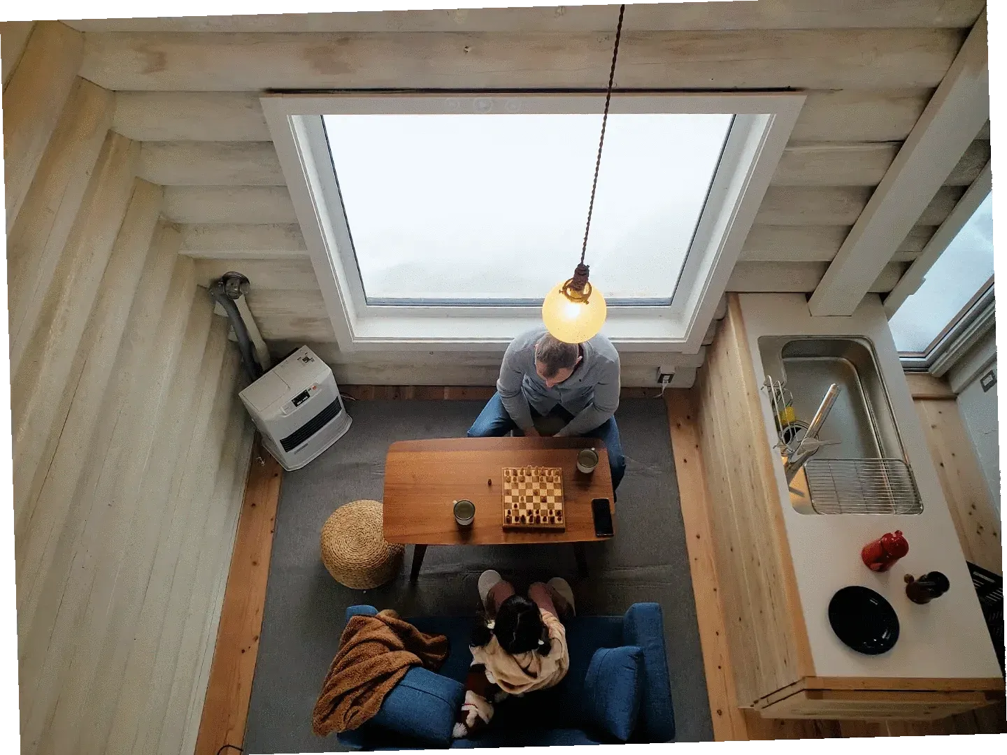 ログコテージ内でチェスを楽しむ様子