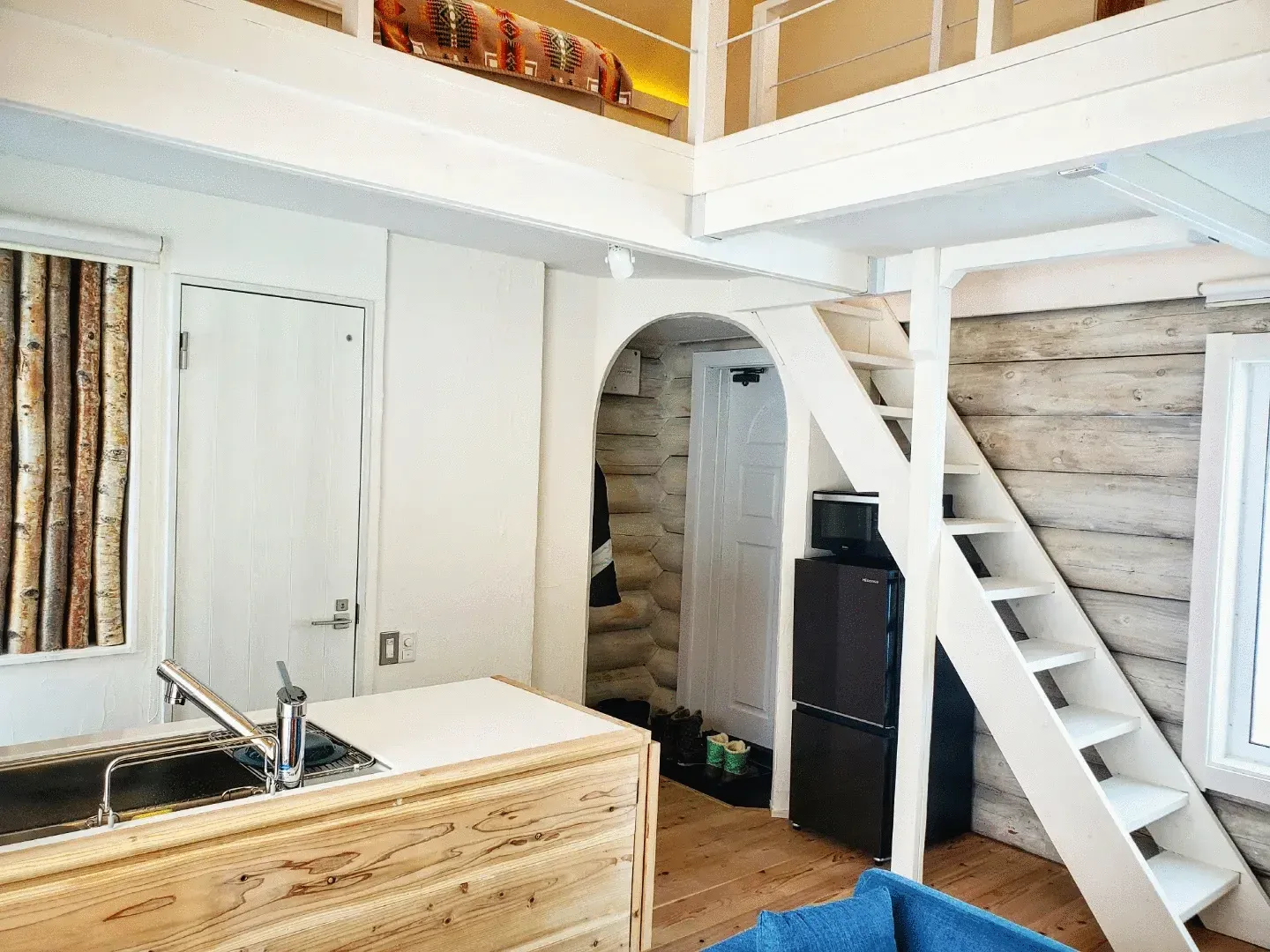 ロフト付きの明るい木製インテリアの客室