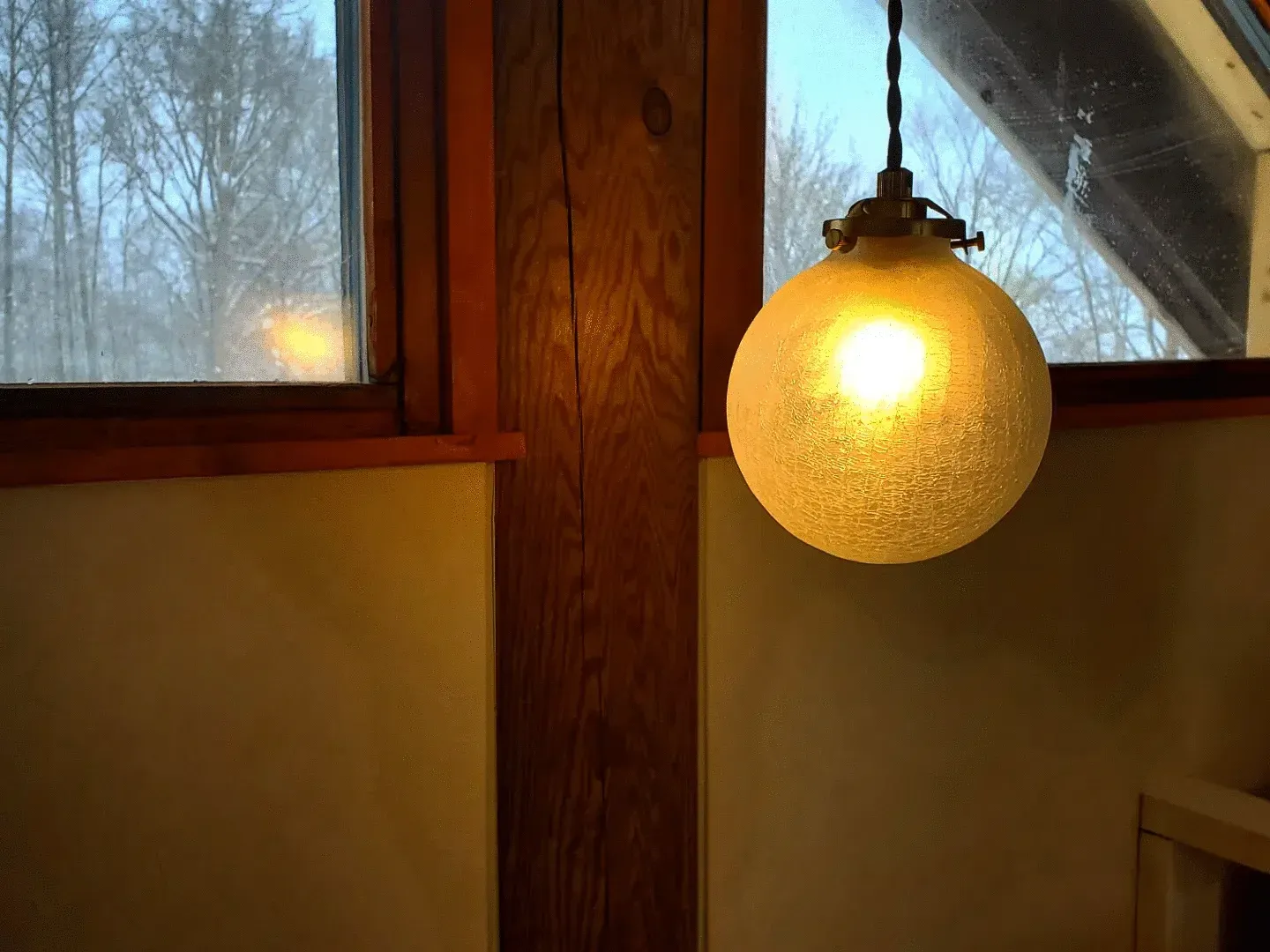 暖かい照明が灯るキャンプ施設の内部