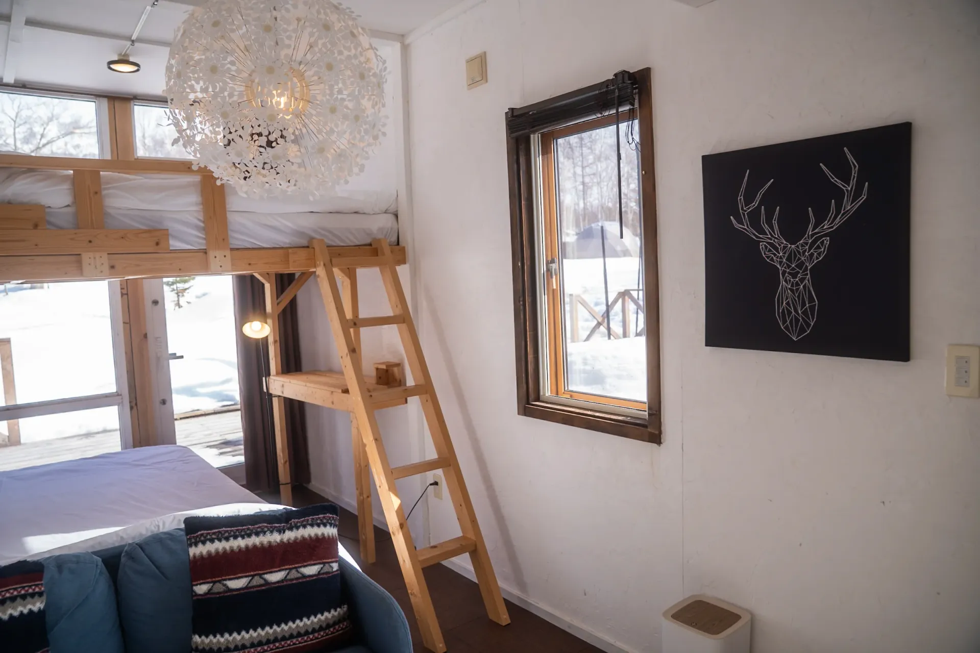 真狩焚き火キャンプ場のロフト付き客室内装