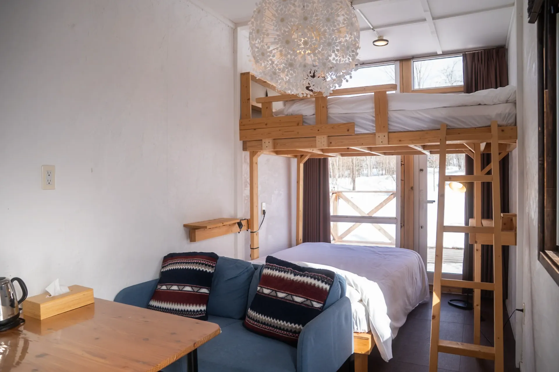 ロフトベッドのあるスタイリッシュなキャンプ場の客室