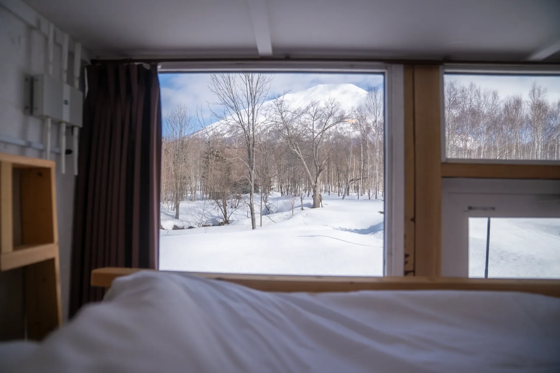 窓からの冬の羊蹄山の眺め