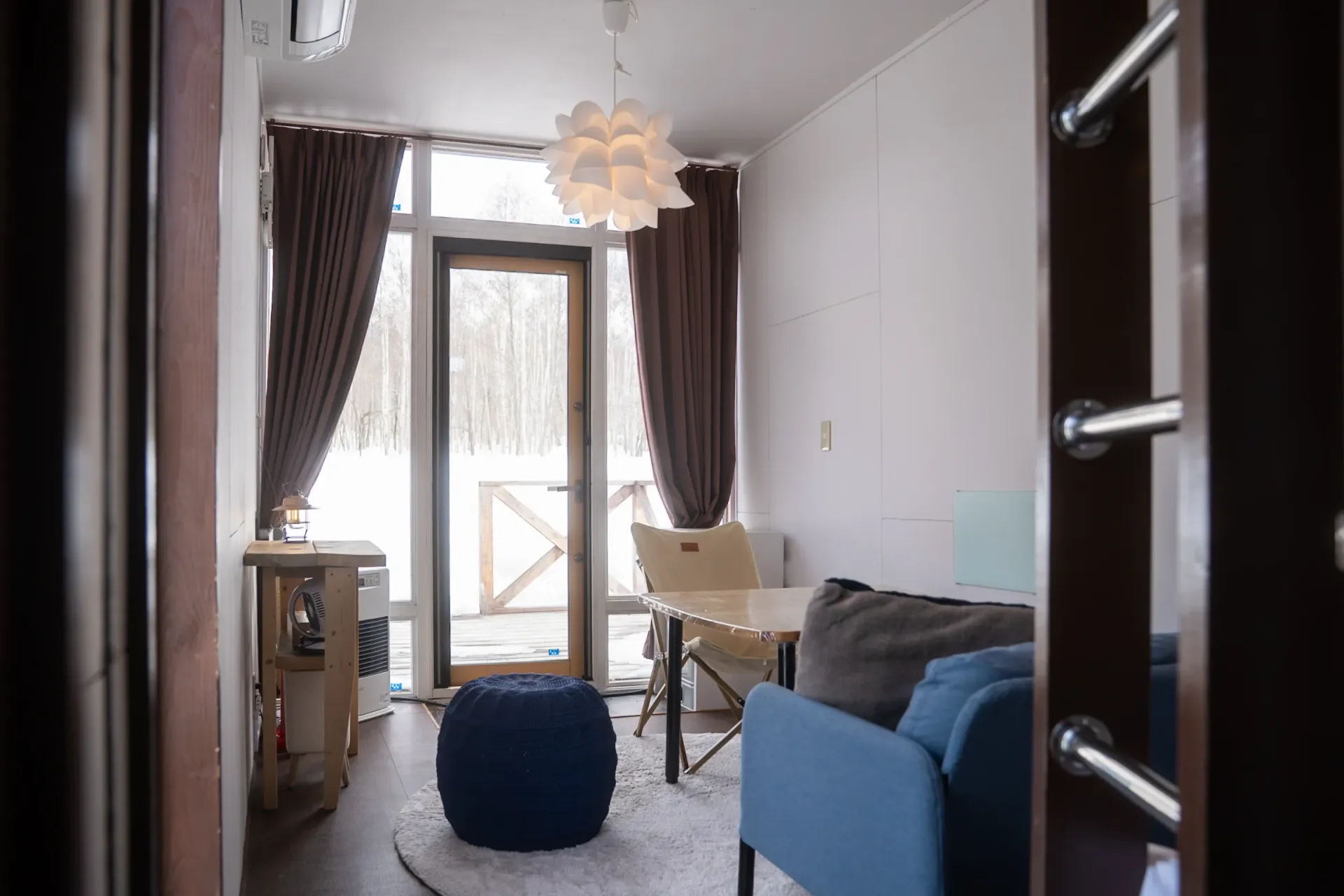 落ち着いた雰囲気のコンテナルームの様子