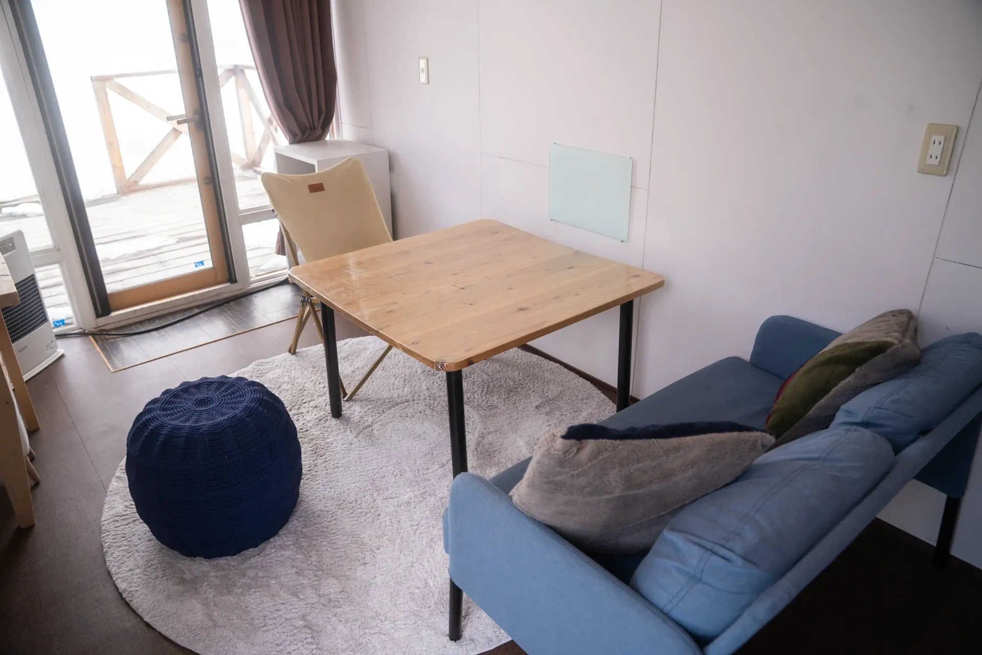 コンテナ風の客室内装、シンプルで快適な空間