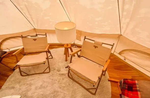 ベルテント内部の快適なチェアとランプ
