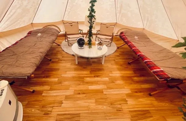 ベルテント内部の居心地の良いリビングスペース