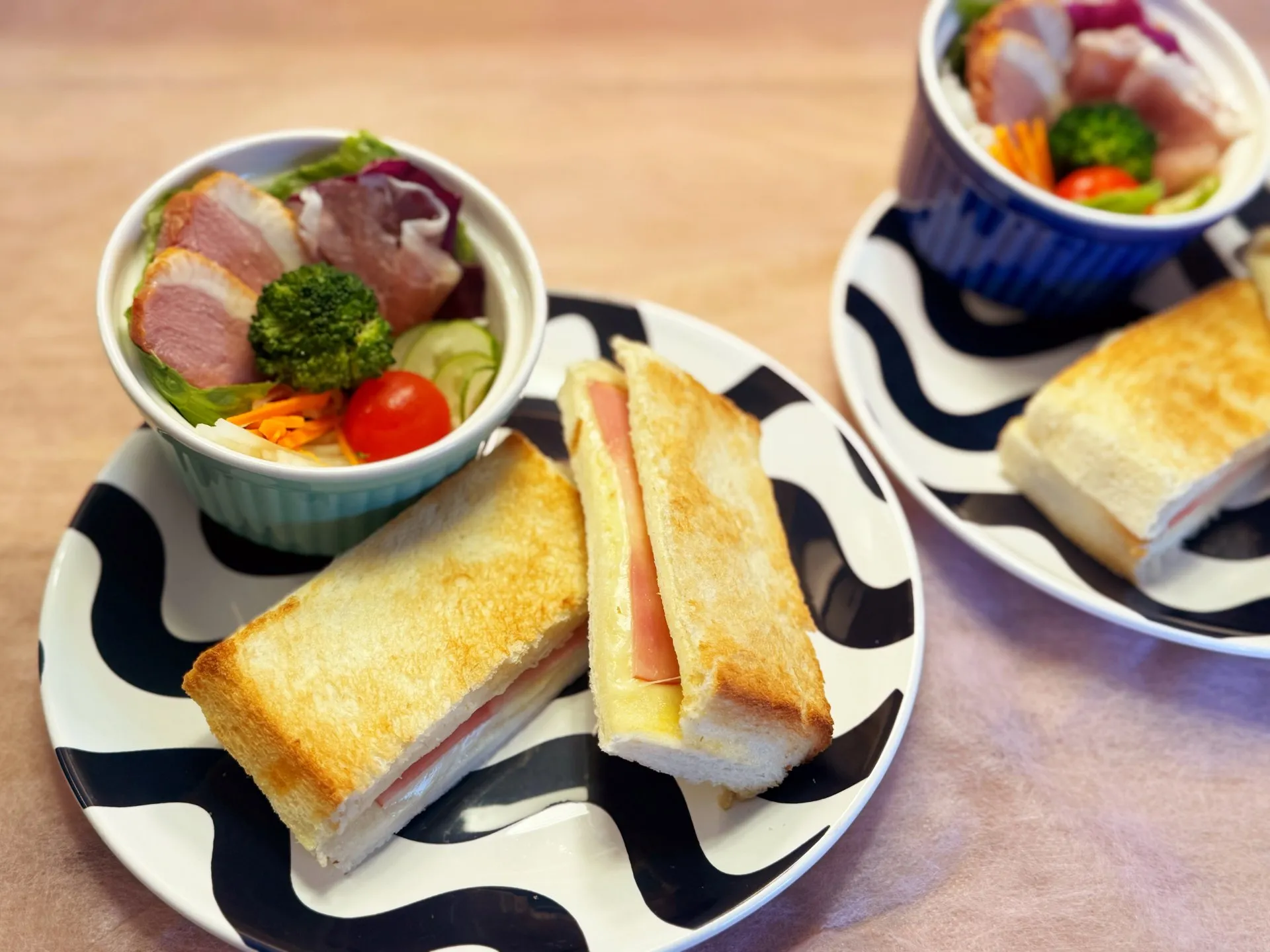 合鴨と生ハムのサラダとホットサンドの朝食セット