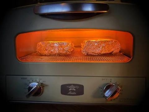 トースターでホットサンドを焼いている朝食の様子