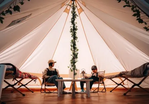 キャンプ用の快適なベルテント内部の様子