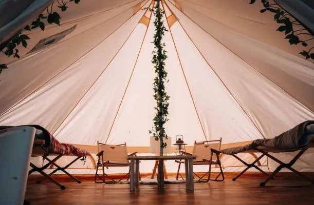 ベルスタイルのテント内で快適な宿泊体験