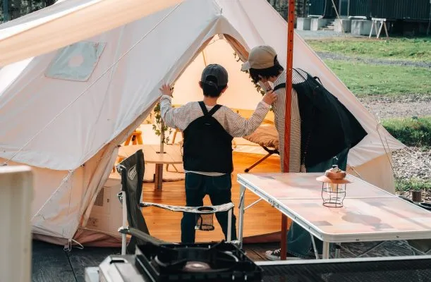 キャンプ場でテントを楽しんでいる親子