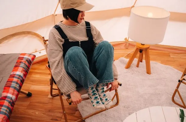 ベルテントの中でリラックスする人