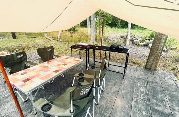 キャンプ場のベルテント内での設備と椅子