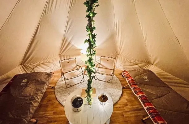ベルテント内の快適なキャンプスタイル