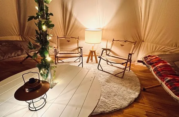 暖かい照明で飾られたベルテントの内部